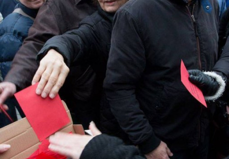 Víme, kdo organizoval rozdávání červených karet proti Zemanovi! Důkaz o bezprecedentním vměšování se amerického velvyslanectví do vnitřních záležitostí republiky. Američané organizují demonstrace skrze své bývalé vyškolené zaměstnance!