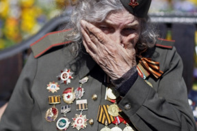 ruske-veterany-nepustili-do-reichstagu-a-pokusili-se-je-bit