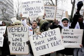 neuveritelne-a-sokujici-muslimove-honi-britske-policisty-v-londyne-a-rvou-allahu-akbar-policajti-pred-nimi-prchaji