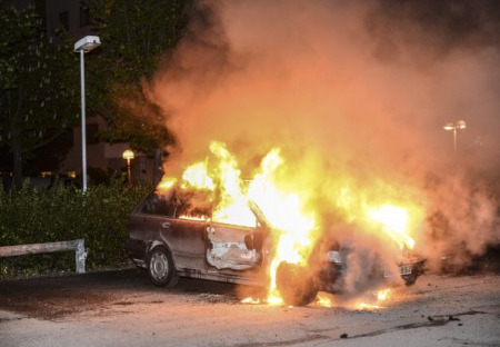 Ve Švédsku začíná být dusno: Hoří auta, a nejen to