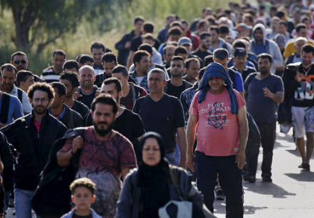 Uprchlíky nepřijímejte, vracejte je. U nás jsou doma, žádá vysoký syrský politik. Vláda tam prý bojuje s terorismem, který se valí i na nás