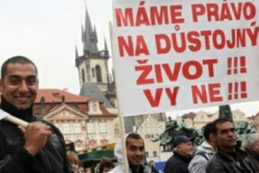 papez-vyzval-romy-aby-prestali-s-trestnou-cinnosti-a-poslali-sve-deti-do-skol-28-10