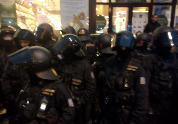 jde-policie-s-nami