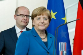 jak-cesti-politici-ponizene-uspokojuji-ego-nemeckeho-vudce