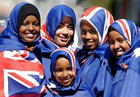 Anglické děti se učí, jak správně zlodějům sekat ruce. Saudská Arábie dodala učebnice z „pravěku“