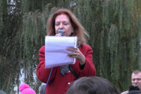 lenka-prochazkova-projev-pri-pietnim-shromazdeni-2-kvetna-2016-pred-budovou-ambasady-ukrajiny