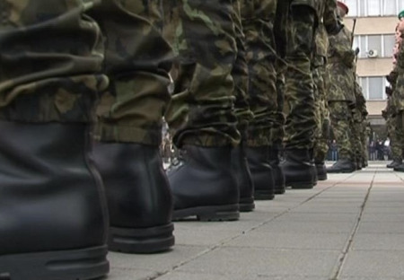 Proč vlastně v květnu neslavíme vítězství nad nacisty přehlídkou naší vlastní armády, copak už se zapomnělo na hrdiny ze Svobodova armádního sboru?