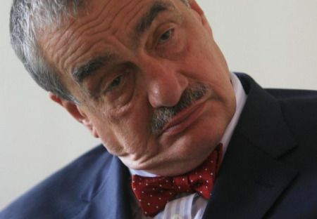 Pohádkově zbohatl i díky restitucím a kolik má, to ani sám prý přesně neví. Jak ke svému majetku přišel vyhlášený parlamentní spáč, který neváhal soudit se dvanáct let se sestrou?