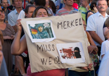 Zkrácený záznam z návštěvy Merkelové v Praze 25.8.2016