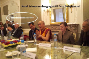 schwarzenberg-vyjadril-uctu-dalajlamovi-foto-herman-se-dozvedel-ze-brady-vyznamenan-nebude-video