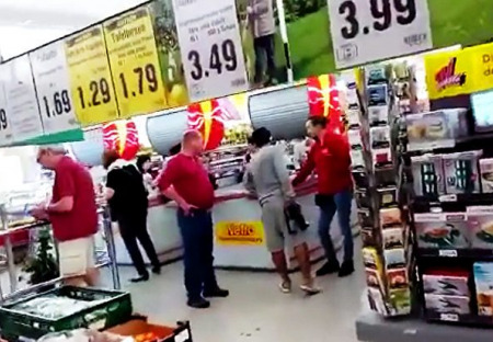 ČTVEŘICE MUŽŮ ZADRŽELA AGRESIVNÍHO „UPRCHLÍKA“, NYNÍ STOJÍ PŘED SOUDEM