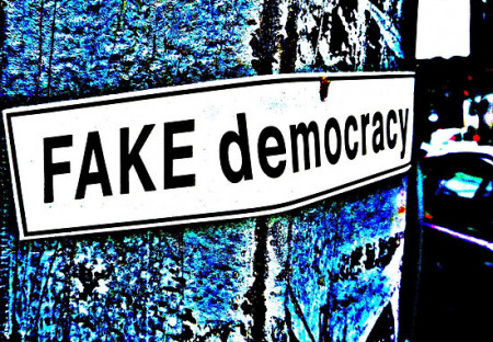 Demokracie je falešná a je to proces mířící k tyranii, říkal Platón