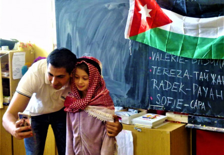 Další česko-americká neziskovka na školách propaguje přínos muslimské migrace!