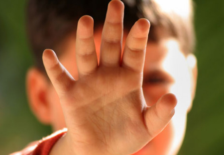 Sexuální zneužívání dětí, násilí a podobné negativní jevy postihují nejen výchovné ústavy, ale i dětské domovy.  Kdo tento problém kdy vyřeší?