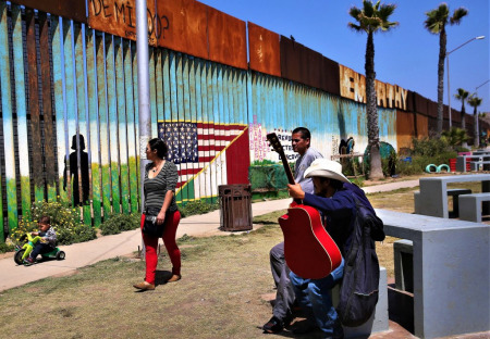 Chycení pouhých 9 procent ilegálních uprchlíků by zaplatilo zeď mezi USA a Mexikem