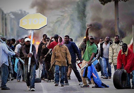 Itálie: Noví chudí, důchodci ,,nakupují " mezi odpadky. Migranti jídlo vyhazují ...