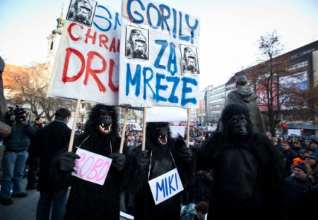 Organizátori protestov proti Gorile sa obracajú na zahraničných novinárov o pomoc
