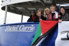 Na palubě lodi pojmenované po Rachel Corrieové, kterou v Gaze zabil izraelský armádní buldozer, je i nositelka Nobely ceny za mír Mairead Maguireová (druhá zleva)