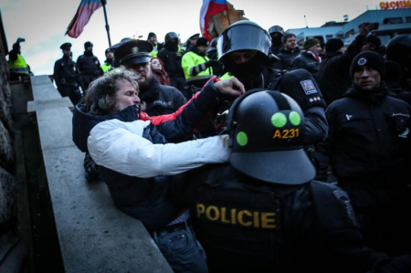 POLICEJNÍ PROVOKACE PŘED BUDOVOU NM JE NA DEMISI MINISTRA RAKUŠANA