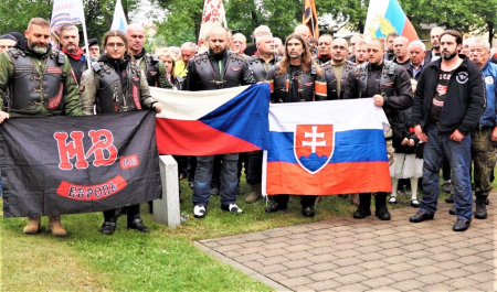 Noční vlci - položení květin vojákům Rudé armády, osvoboditelům Československa od nacistického Německa v roce 1945, neděle 7. 5. 2023