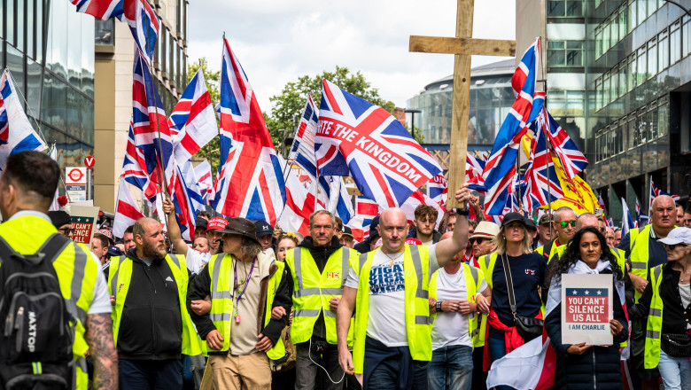 video-elon-musk-poselstvi-na-nejvetsi-demonstraci-krajni-pravice-ve-velke-britanii-nasili-prichazi-k-vam-brante-se-nebo-zemrete