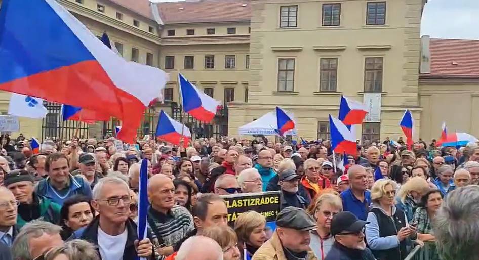 vzkaz-z-hradcanskeho-namesti-pane-prezidente-respektujte-vuli-volicu-a-ne-lobbistu