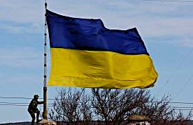 ukrajinski-herci-vztycili-zastavu-na-jednom-dome-v-pokrovsku