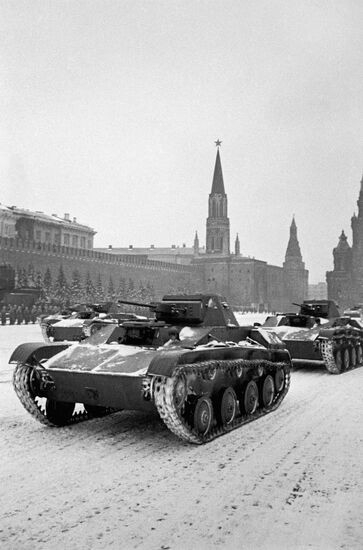 dnes-si-ruska-federace-pripomina-dve-dulezita-a-pamatna-data-v-dejinach-den-vojenske-prehlidky-na-rudem-namesti-v-roce-1941-den-velke-rijnove-socialisticke-revoluce