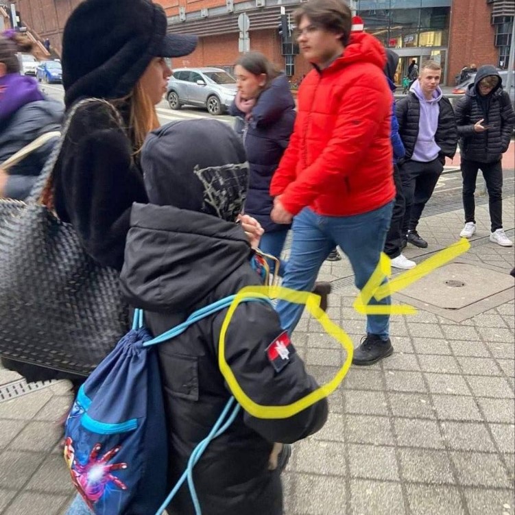 ukrajinske-deti-s-nasivkami-ukrajinskych-nacistickych-organizaci-chodi-do-polskych-skol