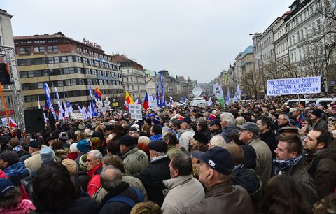 12-11-2012-aneb-kriklouni-petra-necase-16-videi-z-demonstraci-v-cesku-i-na-slovensku
